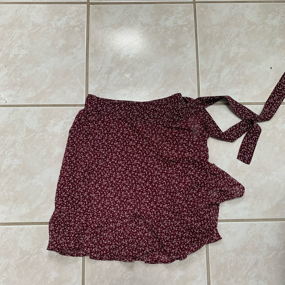 hollister xs: red floral skirt, front tie, mid thigh length